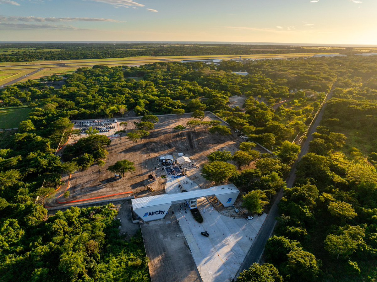 TendenciasSV's tweet photo. PRESIDENTE COLOCARÁ LA PRIMERA PIEDRA DE AIR CITY, NUEVO HUB AEROPORTUARIO

Este día, el presidente @nayibbukele colocará la primera piedra de #AirCity, un proyecto estratégico que busca consolidar a El Salvador como un hub logístico aeroportuario, fortaleciendo la conectividad del país con el mundo y ampliando las oportunidades para el comercio, la inversión y el desarrollo económico.