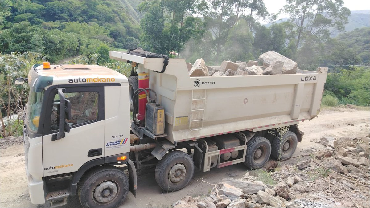 #Loja | En la vía Loja – Malacatos E35, sector Landangui, realizamos el traslado de material pétreo para avanzar con la construcción del muro de escollera para recuperar el ancho de la vía.

🛣️ Vía habilitada.
⚠️ Conduzca con precaución.

#ElNuevoEcuador