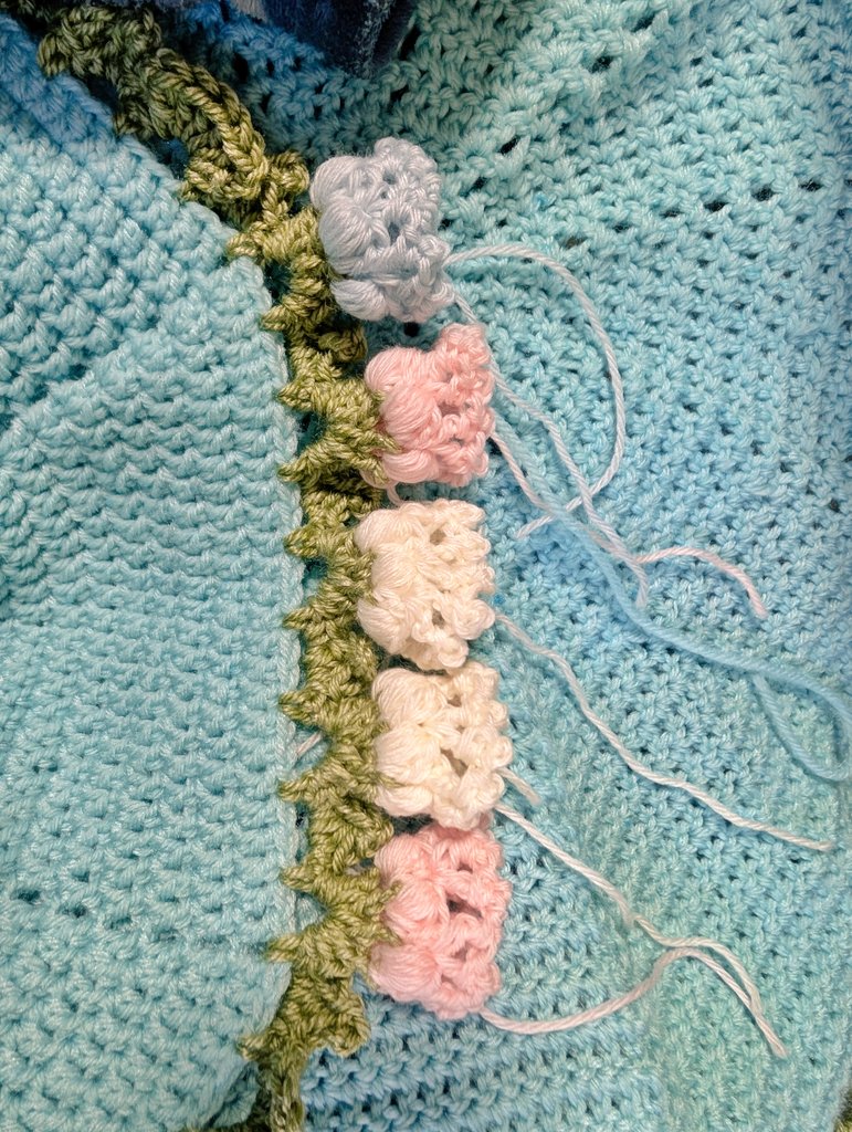 すずらんページ すずらんランラン🌼 毛糸からすずらんを錬成しています。色は白と