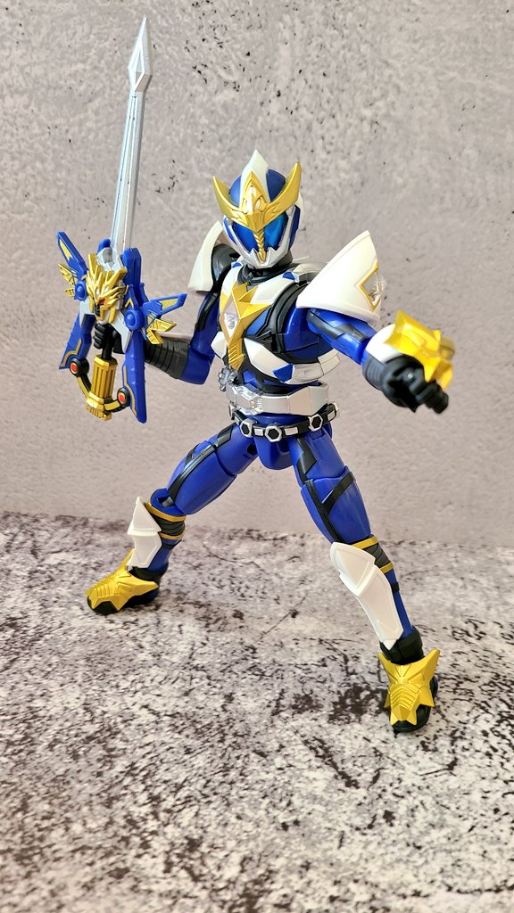 「では仕事開始 この1ヶ月に東映以外の特撮ヒーローのフィギュアやプラモが来てるのに」|拿瓦彩矢@次は名華祭のイラスト