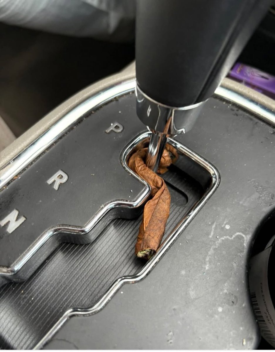 OnlyD33's tweet image. damn can’t have shii 😭 these hoes always doin somethin’ smh