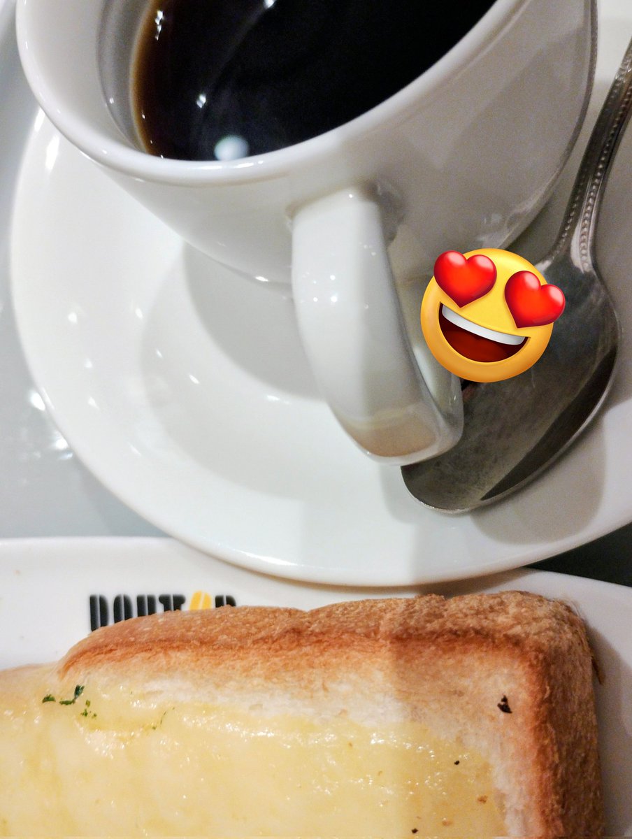 コーヒーとチーズとパンて
なんでこんなにウマいんやろか。
（何を撮りたかったんかワカラン写真や…）