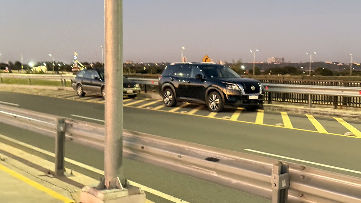 PEAB_OFICIAL's tweet photo. Plana costanera Sur, sobre el puente y encima de franjas amarillas, estacionados poniendo en peligro sus vidas y las de los demás.
Gente, no sean como estos guanacos, y van a hacer algo así, háganlo en Brasil, para que les eduquen de una vez. https://t.co/4DlRrRLIr1