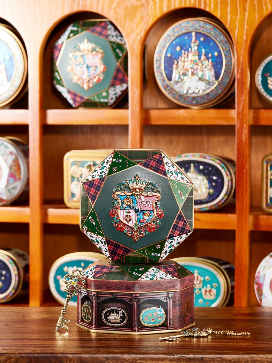 本日お昼12時から『クリスマスエンブレム缶』『ハローキティのトランプ