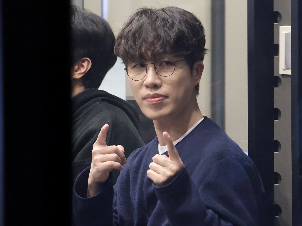 무슨 말인지 이해 못했어요
강아지 보러 온 사람들한테 눈앞에 두고 자꾸 어디론가 가라고 하는데
날씨 최고로 좋다 추우니까가 무슨 말이야
먼저 복슬복슬해놓고 그러지 맙시다