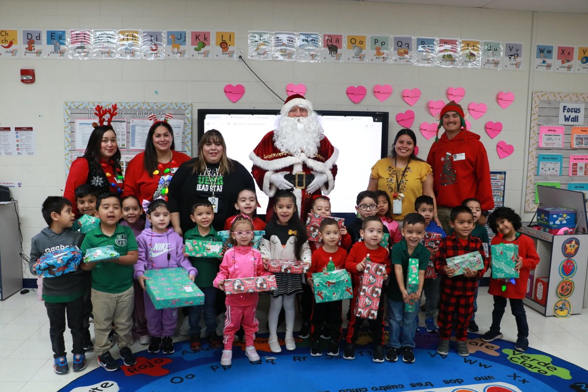 🎅✨ Our HCDD1 Santa is spreading Christmas cheer across Hidalgo County! This morning, Santa and his elves visited Guerra PSJA Head Start to surprise the kids with Christmas gifts. 🎁🎄

Thank you to the amazing school staff for the warm welcome and all you do year-round! ❤️