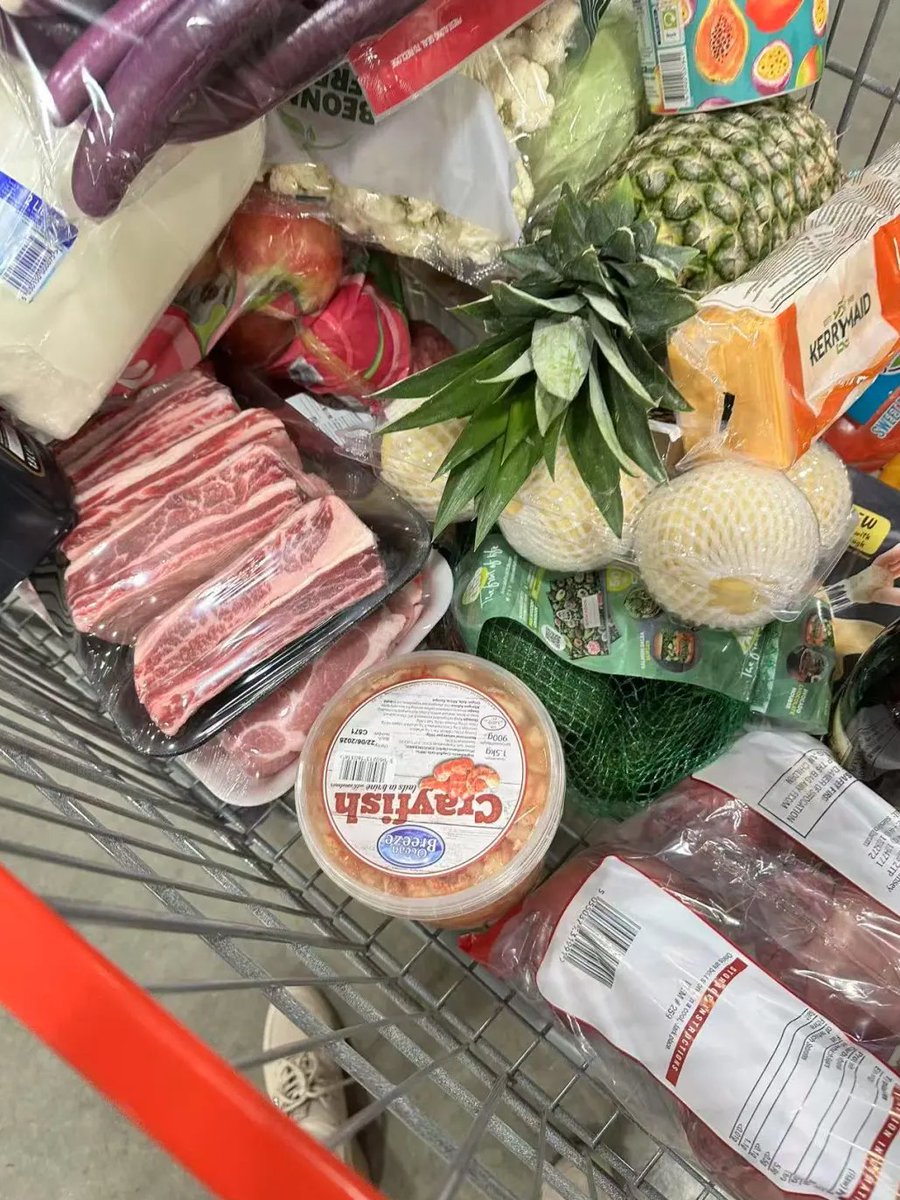 Fkrffpy's tweet image. Grocery shopping, preparing for tonight's dinner.