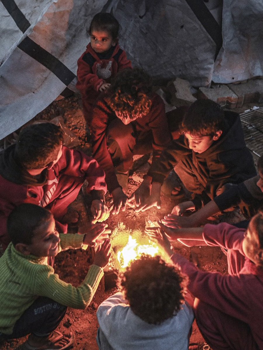 Gazze’de vaziyet sandığımızdan daha kötü. Bu şekilde ne kadar yaşayabilirler? 

İnsanlığın vicdanına çökmüş olan siyonizme karşı direnen tek kaledir Filistin. Onları sevmemek, onları düşünmemek ne mümkün. 

#GazaWinterCrisis