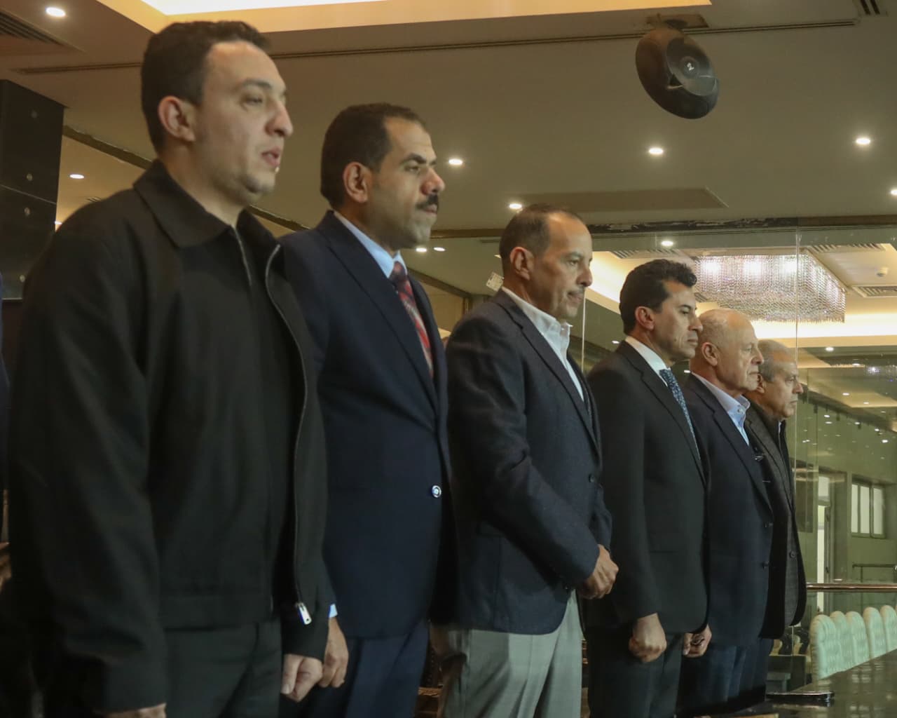 وزير الرياضة أشرف صبحي مع رئيس اتحاد الكرة هاني أبوريدة وخالد الدرندلي نائب رئيس الاتحاد في مقصورة استاد القاهرة لمتابعة ودية مصر ونيجيريا 