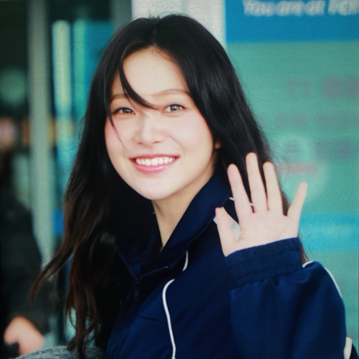 jelllyluvie's tweet photo. kpop stans not understanding the concept of contacts and makeup will always be hilarious to me, mind u this was less than a week ago https://t.co/Qv6GRyM2yr