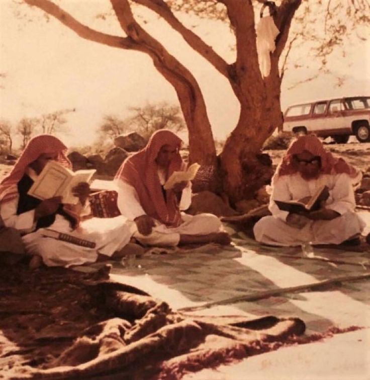 "من أجمل ما قيل في المواساة:
كُنتُ أُخيطُ جُروح قَلبي بالقرآن"