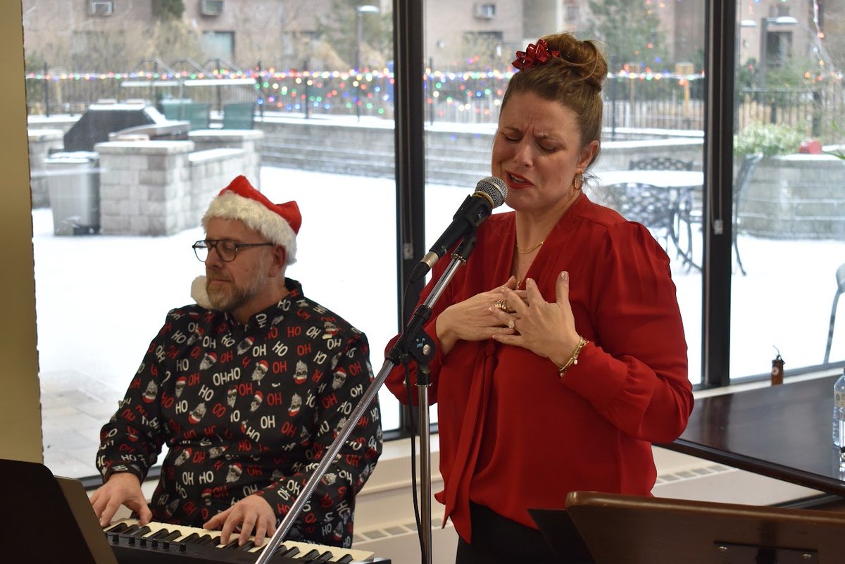BCeccarelliCAH's tweet photo. Merci #farfofierte pour avoir organisé le spectacle de #nathalienadon hier ici à @CAHdepuis45ans il nous a fait du bien de chanter ensemble et partager un si beau moment convivial 
#ainees #santefr  @FARFO_Ontario https://t.co/RbkGHe1KCv