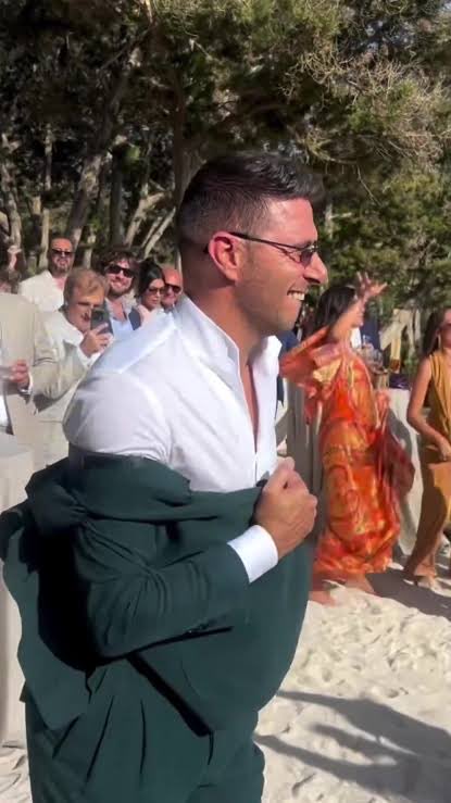 GonzaloTortosa's tweet image. 🟢⚪️ Gran ambiente en la Junta de Accionistas del Real Betis.

Pepe Caro, accionista del club, en su turno de palabra no ha querido hablar, le ha cantado una sevillana a Joaquin Sánchez. 💃

Momentazo.