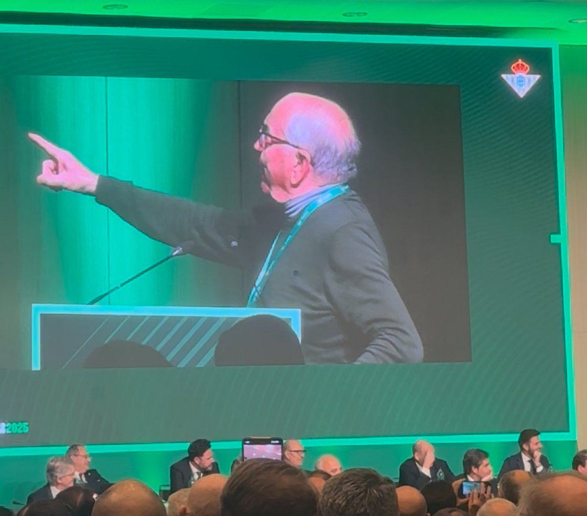 GonzaloTortosa's tweet image. 🟢⚪️ Gran ambiente en la Junta de Accionistas del Real Betis.

Pepe Caro, accionista del club, en su turno de palabra no ha querido hablar, le ha cantado una sevillana a Joaquin Sánchez. 💃

Momentazo.