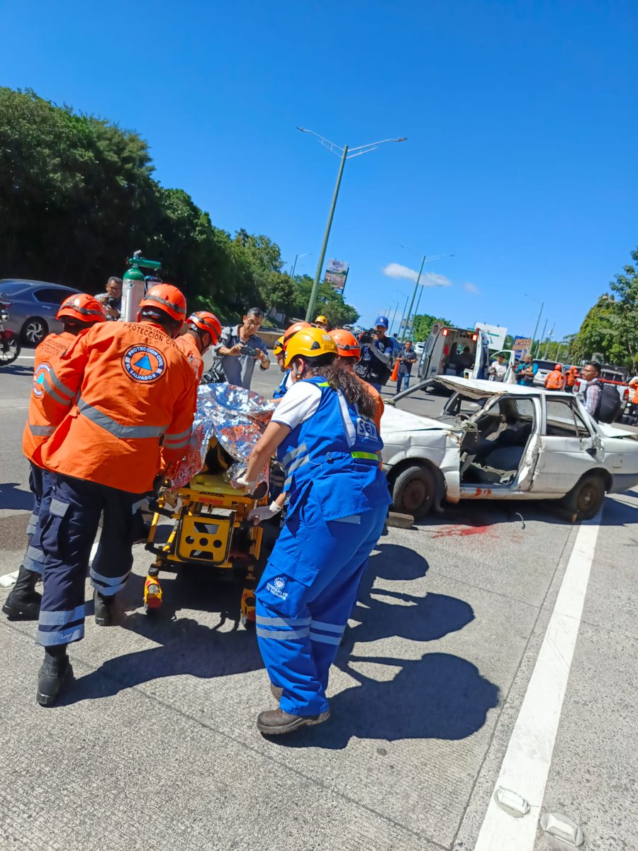 Quienes ejecutaron labores de aseguramiento de la escena, atención prehospitalaria, rescate vehicular y evaluación de pacientes, priorizando siempre la protección de la vida.   Te compartimos una galería de fotos.   #LaGNoticias #periodismo #Positivo #ElSalvador #AVRmultimedia