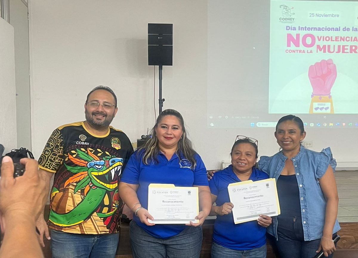 codhey's tweet image. En el Plantel Valladolid del Cobay realizamos el Cine-Debate “Cicatrices” por el #25N. Con el estudiantado de 3er semestre abrimos conversación para identificar violencias, reflexionar y prevenir. La actividad fue facilitada por Georgina G. Díaz Santoyo y María Isabel Pool Ucán.