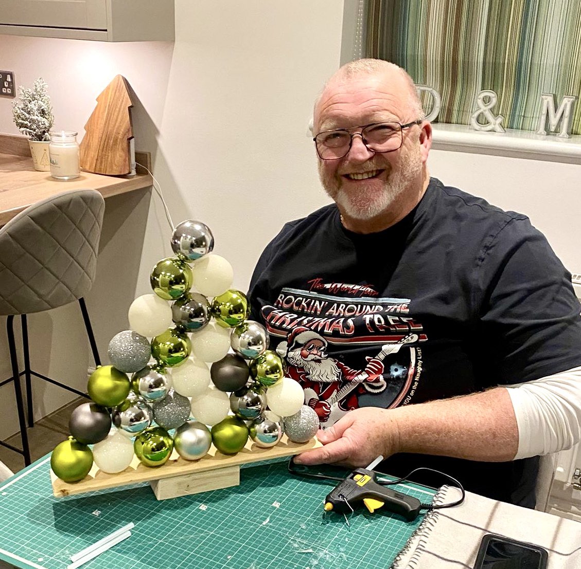 silverbackmpr's tweet image. In a the Christmas craft mood. Playing with my warn out old baubles 😂 😂