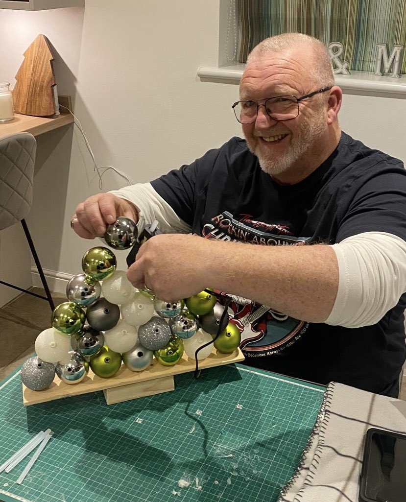 silverbackmpr's tweet image. In a the Christmas craft mood. Playing with my warn out old baubles 😂 😂