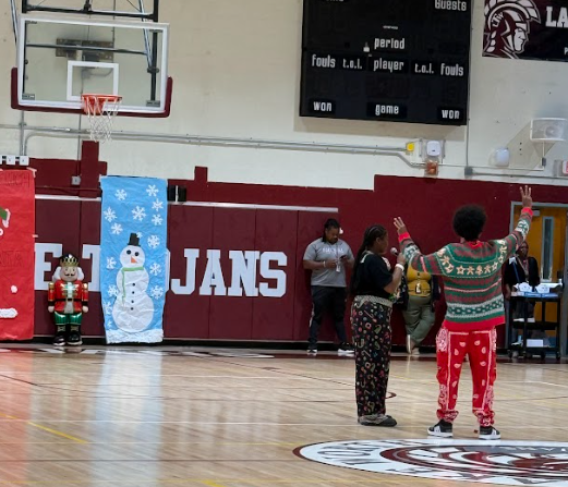 LWCHSTrojans's tweet image. The Grinch Stole the Pep Rally was a success! #Almostbreak #Grinch #GoTrojans #SGA #LIA @villani824 @kgwhetsell @pbcsd