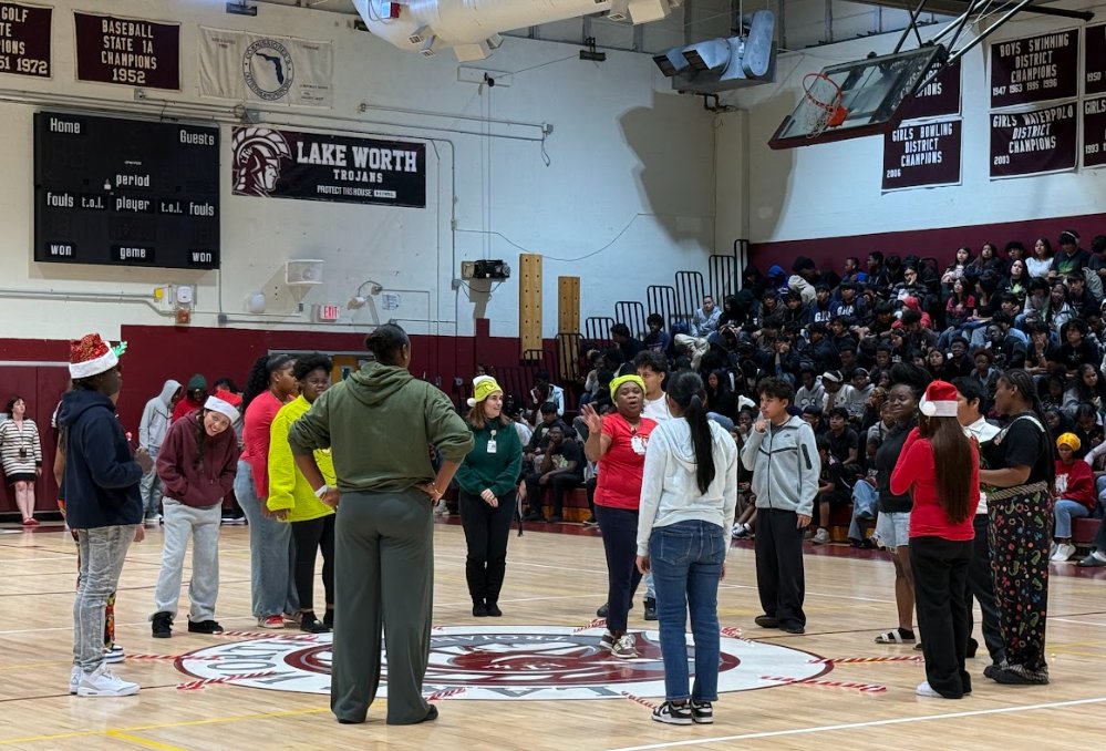 LWCHSTrojans's tweet image. The Grinch Stole the Pep Rally was a success! #Almostbreak #Grinch #GoTrojans #SGA #LIA @villani824 @kgwhetsell @pbcsd