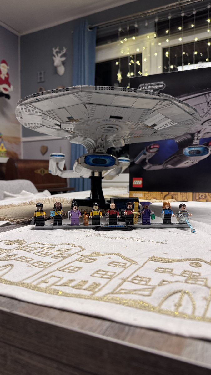 U11i42's tweet image. #startrek #tng #enterprise #lego 😍