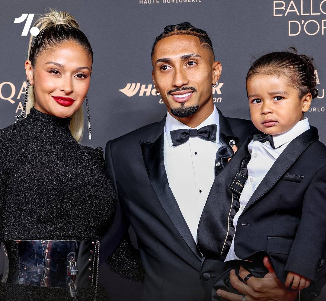 لم تُخفِ زوجة رافينيا ناتاليا بيلولي استياءها بعد استبعاد الجناح البرازيلي من تشكيلة "فيفا" المثالية لعام 2025 ضمن جوائز "ذا بيست". قالت: "62 هدفاً وتمريرة حاسمة.. لكنه لم يكن يستحق أن يكون حتى ضمن التشكيلة!" 