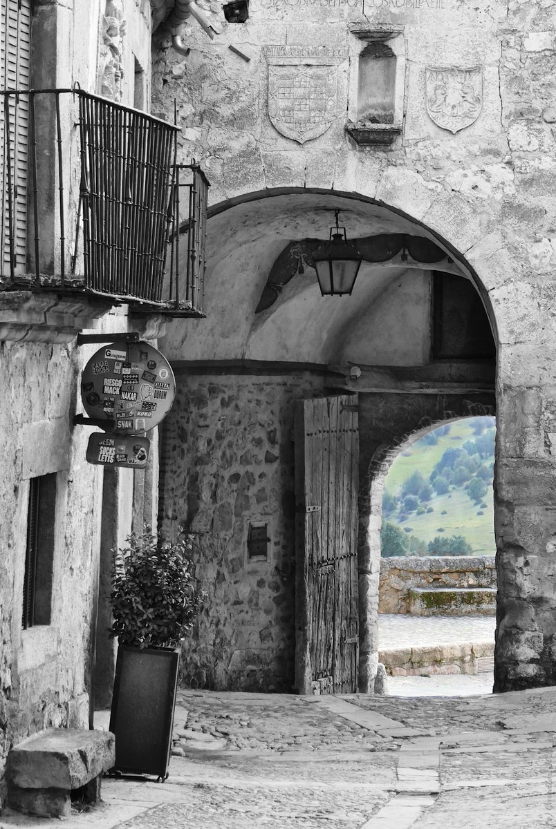 Hay algunos lugares que rezuman tanta historia que parece que debieran retratarse siempre en blanco y negro. 

Puerta de la Villa de Pedraza, Segovia, España. Diciembre de 2025. 

#garcellor #pedraza #desaturadoselectivo #lugares #puertas