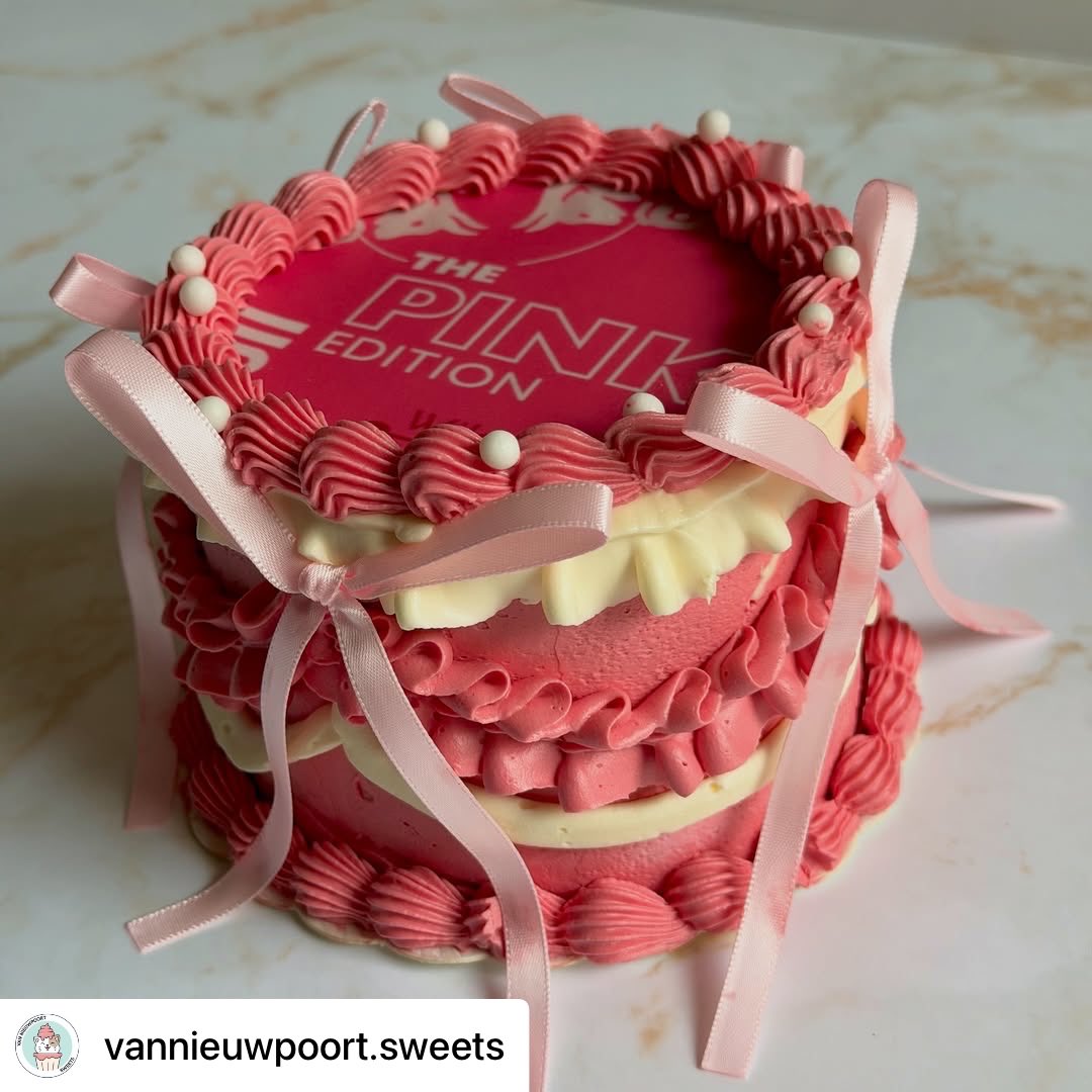 Cakeprint's tweet image. Dit prachtige Red Bull Pink Edition taartje is gemaakt door Nina van van Nieuwpoort Sweets. Ze versierde deze heerlijke taart met een eetbare print. 

#vannieuwpoortsweets #cakeprint #redbulltaart #eetbareprint