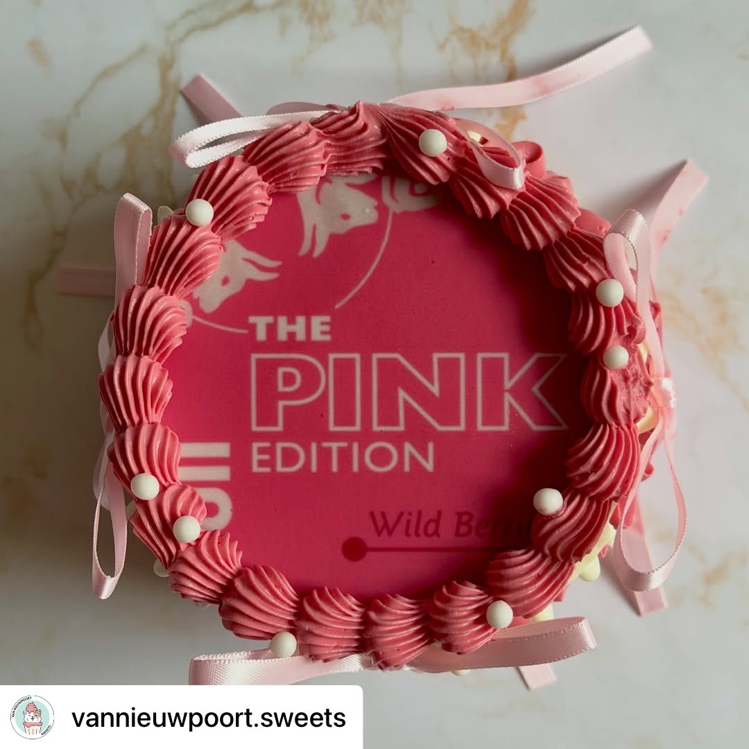 Cakeprint's tweet image. Dit prachtige Red Bull Pink Edition taartje is gemaakt door Nina van van Nieuwpoort Sweets. Ze versierde deze heerlijke taart met een eetbare print. 

#vannieuwpoortsweets #cakeprint #redbulltaart #eetbareprint