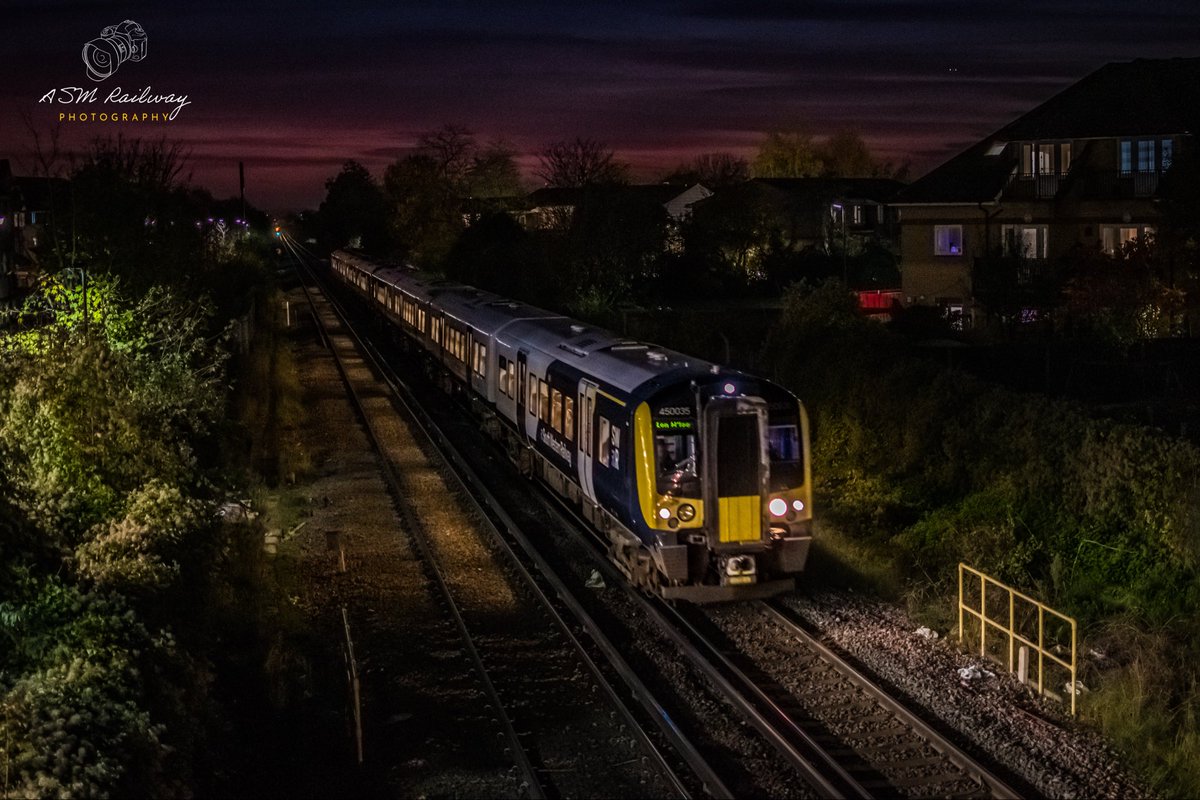 ASMRailPhotos's tweet image. 🖍️| 2C52 1609 Reading to London Waterloo

📣| @SW_Help 
🚂| Class 450035 
🚂| Class 450006
📍| Feltham
📆| 13/11/2024

#class450 #450035 #450006 #southwesternrailway 

📸| Photography by @ASMRailPhotos©️