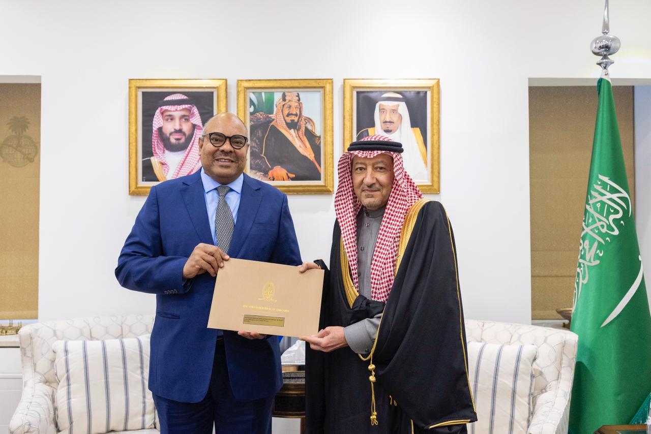 ولي العهد يتلقى رسالة خطية من رئيسة جمهورية تنزانيا المتحدة، تتصل بالعلاقات الثنائية بين البلدين. - تسلم الرسالة، نائب وزير الخارجية، خلال استقباله في مقر الوزارة بالرياض، وزير الخارجية والتعاون الشرق أفريقي في جمهورية تنزانيا المتحدة 