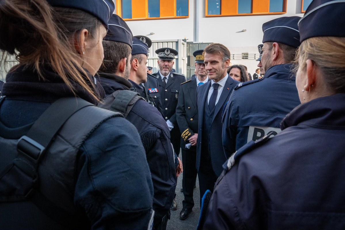 EmmanuelMacron's tweet image. Dans le quartier de Saint-Jérôme à Marseille, un nouveau commissariat a ouvert ses portes pour les 13e et 14e arrondissements.

Plus de policiers, plus de proximité, plus de sécurité pour les habitants.

C'est Marseille en grand.
Promesse tenue.