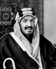 ALfalehaaa's tweet image. "بشير العبد العزيز" أحدُ موالي الملك عبد العزيز - رحمه الله - .. يروي قصةً حصلت بين الملك والشيخ ابن باز - رحمه الله - .. وملخّصُها أنّ الشيخ كان في مجلس الملك، وكان حينها شابًّا في العشرينيات من عُمره، ودار حديث في إحدى القضايا، فبيّنَ الشيخُ رأيَه في المسألة اجتهادًا منه على…