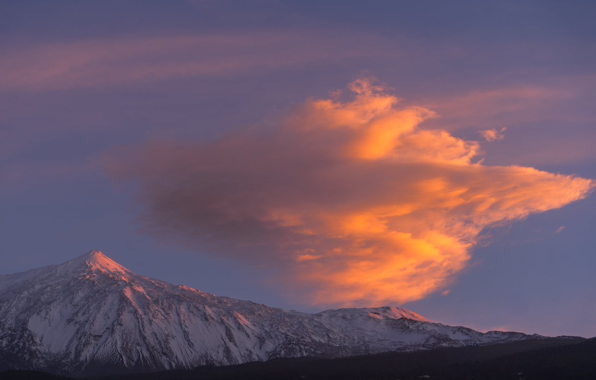 Otro atardecer increíble que se ha podido disfrutar desde Icod con candilazo y los últimos rayos de sol dando en el Pico Teide y Pico Viejo
