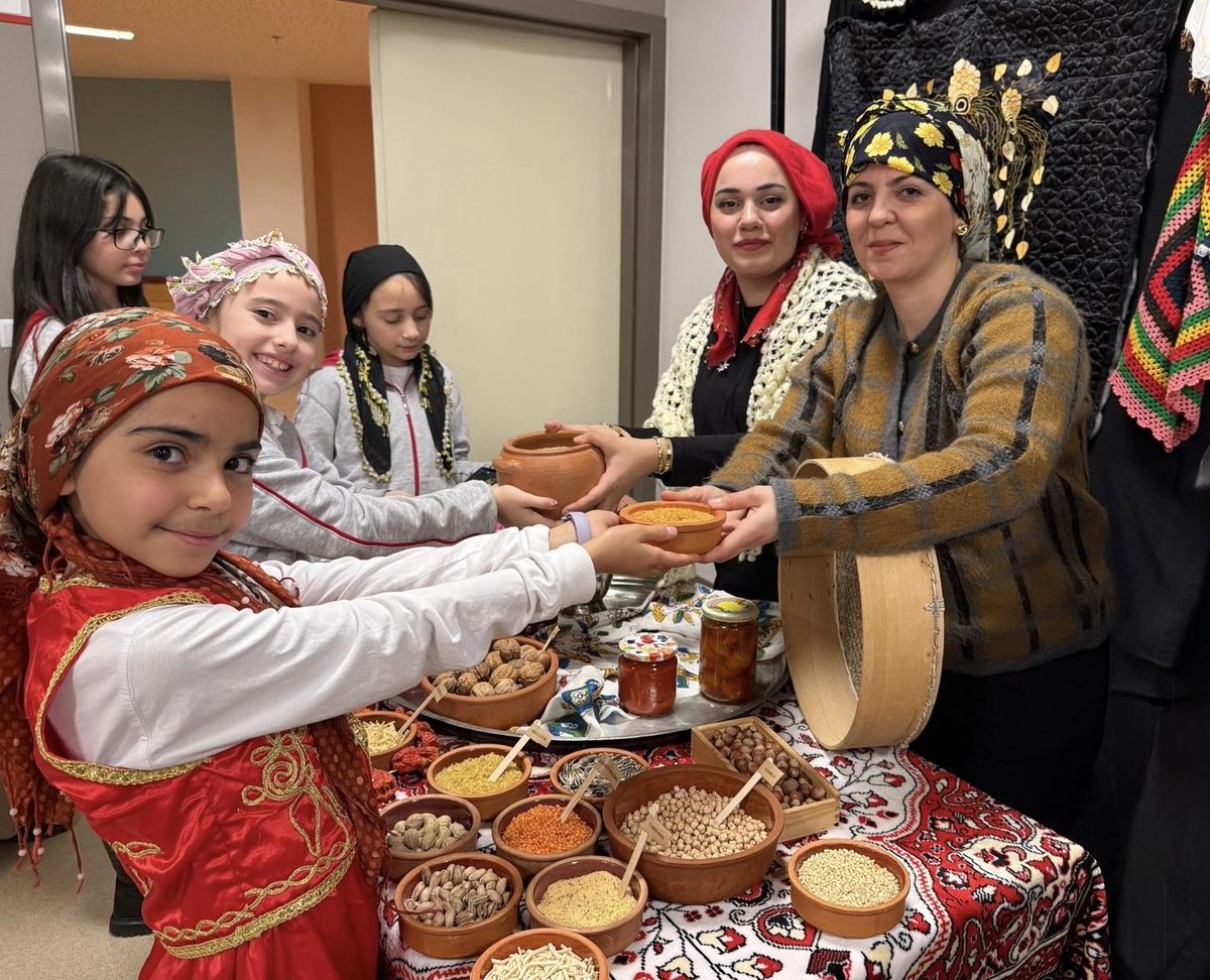 YERLİ MALLARI ve TUTUM HAFTASINI KUTLAYAN TEK OKUL LSV EĞİTİM KURUMLARI idi galiba .
Lösemiyi yenmiş çocuklarımız sağlık ve vatanlarının kıymetini biliyorlar ve herkese anlatıyorlar.
Geleceğin Başbakan ve Cumhurbaşkanlarını yetiştiren LÖSEV KOLEJİ ülkemizin
EN GÜVENİLEN KURUMUDUR