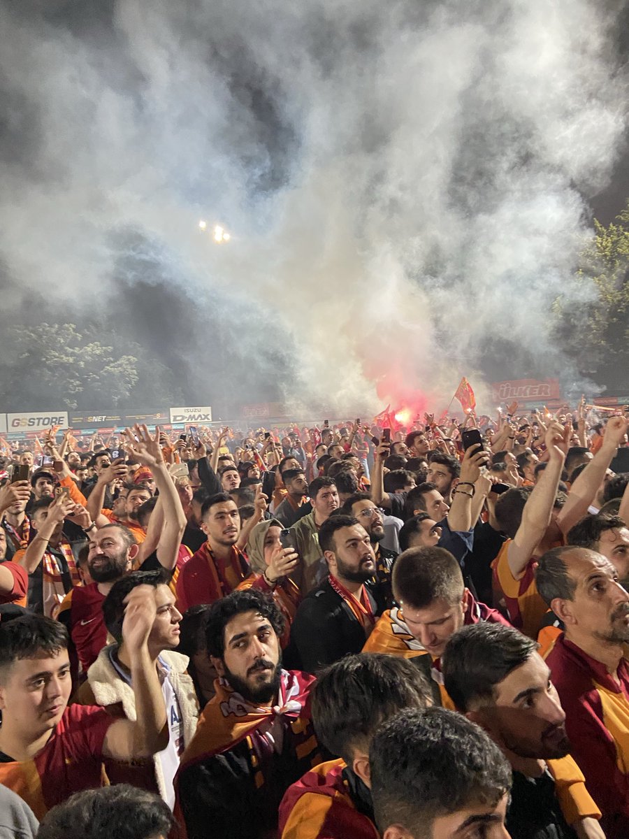GALATASARAY BU SENE KÜTÜ YOLDA KORKARIMKİ BU SENE  HİÇ BİR KULVARDA BAŞARIRSIZ OLACAĞINI DÜŞÜNÜYORUM BUDA BENİ DERİNDE ÜZÜYOR İNŞALLAH YÖNETM BUNUN FARKINDADIR