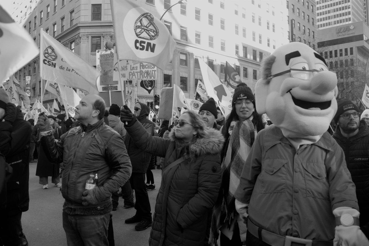 Dancewithme's tweet photo. Large inter-union public rally 'Dans la rue pour le Quebec' ('In the streets for Quebec’), Montreal, QC, Canada (November 29, 2025) #Photography #StreetPhotography #BlackandWhite #rally #protest #rights #workers #unions #social #justice #Montreal #Quebec #Canada https://t.co/SFa2SKKZv9