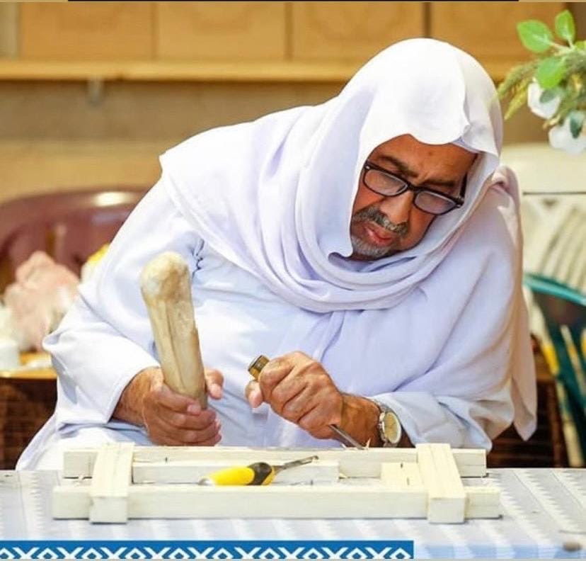 اليوم طويت صفحة مشرقة بالخبرة العريقة عندما شيعنا شيخ الحرفيين الحاج / عبدالله بن محمد الشبعان  إلى مثواه الأخير بعد أن عمل لعدة عقود على تأصيل النقوش الأحسائية الأصيلة على الخشب والجبس وبعد أن تعلم على يده عدد من الحرفيين الشباب، وطالما كان يحمل هم الحرفيين وينقلها إلى المعنيين