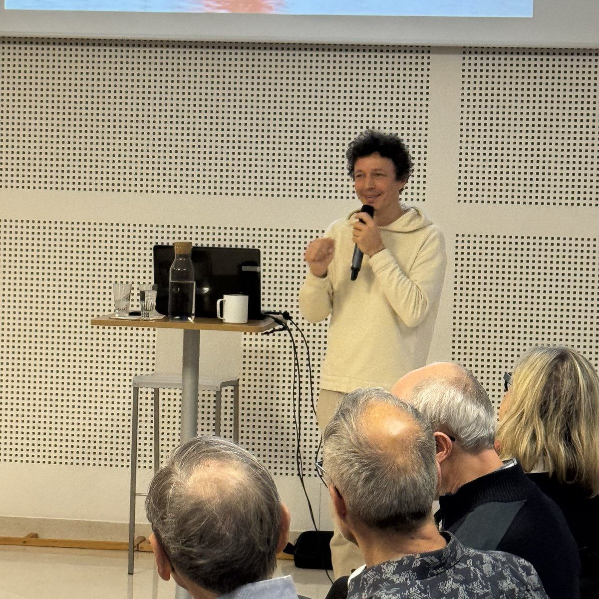 Scx_Flo's tweet image. 3eme et dernière conférence du cycle sur les #Transitions sur le thème de la #LowTech en 2050

Nous accueillons à @Ville_de_Sceaux Corentin de Chatelperron qui nous raconte l’aventure qu’il a vécu avec Caroline Pultz dans « l’appart du futur »