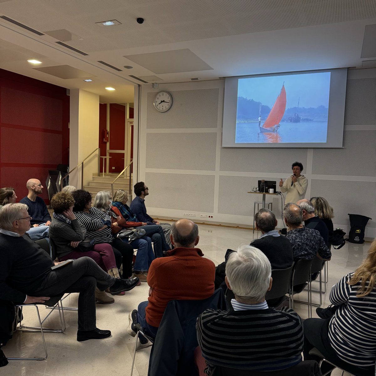 Scx_Flo's tweet image. 3eme et dernière conférence du cycle sur les #Transitions sur le thème de la #LowTech en 2050

Nous accueillons à @Ville_de_Sceaux Corentin de Chatelperron qui nous raconte l’aventure qu’il a vécu avec Caroline Pultz dans « l’appart du futur »