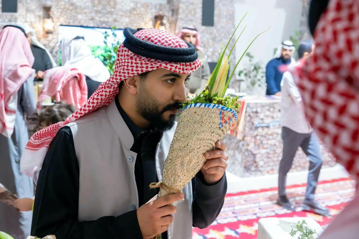 جناح إمارة منطقة #الباحة يثري تجربة زوار مهرجان الملك عبدالعزيز للإبل بنسخته العاشرة، وتنقلهم إلى عمق الموروث الثقافي والتراثي للمنطقة، من خلال العمارة المستوحاة من جبال السراة، والروائح العطرية، والأزياء التقليدية، والحرف اليدوية، وتجارب التذوق الشعبية.
#إمارة_منطقة_الباحة