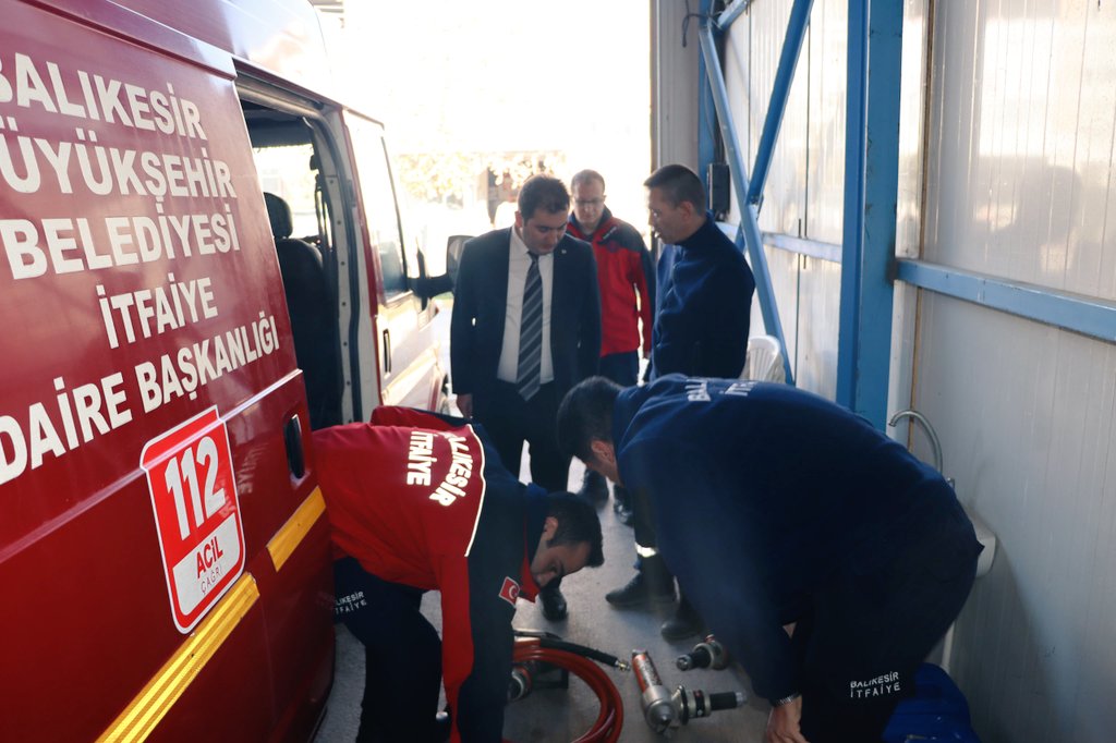 Kaymakamımız Adem TAŞPINAR, Kepsut İtfaiye Amirliğine ziyarette bulunarak,
İtfaiye Amiri Kadir KOCA'dan yürütülen iş ve işlemlerle ilgili bilgi aldı.