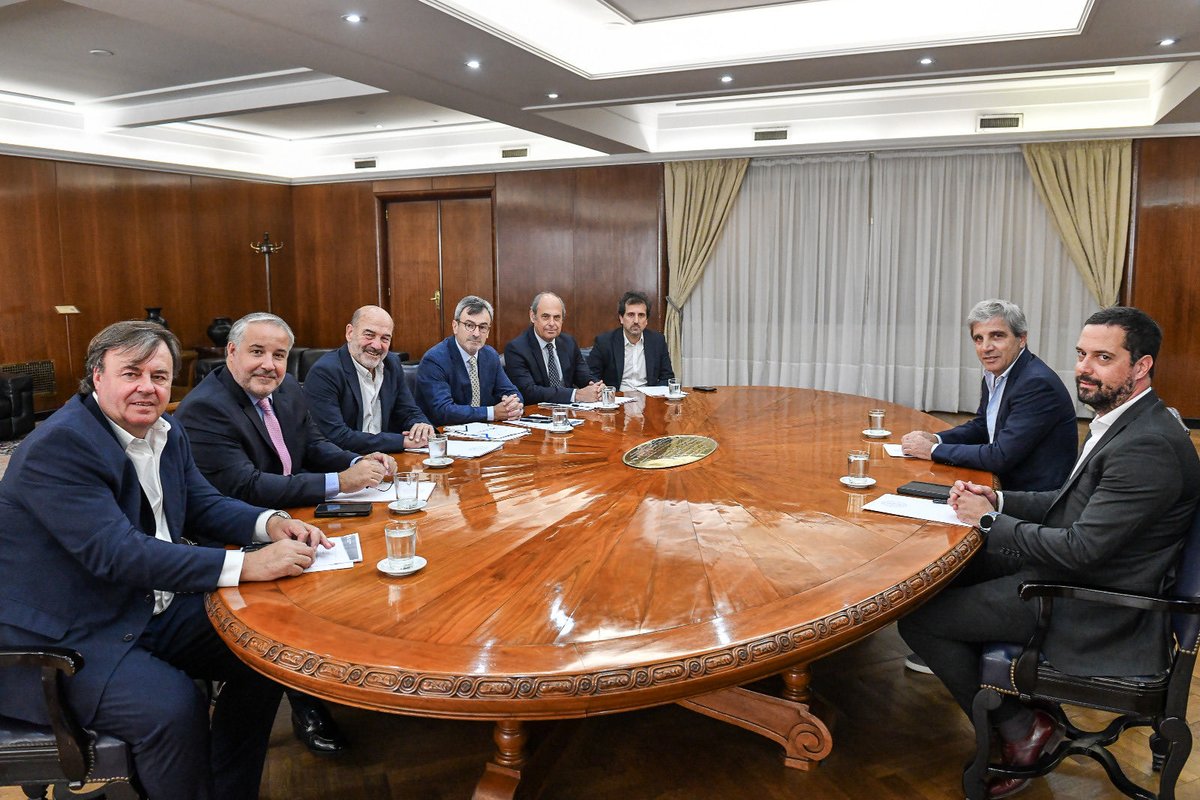 Reunión con Martín Rappallini y la cúpula de la UIA. 
Hablamos sobre la reforma laboral, la importancia de la formalización y la inversión. 
Quedamos en repetirla periódicamente y en trabajar juntos para seguir bajando el costo argentino y hacer nuestra industria cada día más