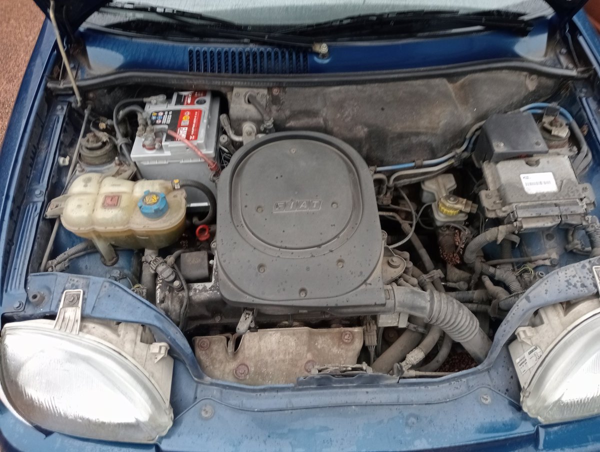 __mattic's tweet photo. features of the smelly seicento
- a banging radio for me tunes (it doesnt work)
- a bugatti spec 1.1l 50 hp engine (the smellyness gives it extra power)
- key (key) https://t.co/VM4kMTYxyc