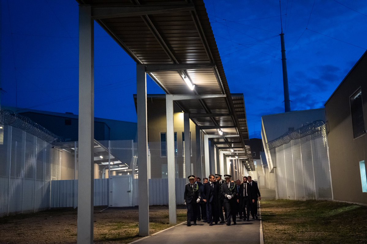 EmmanuelMacron's tweet image. Depuis son extension, le centre pénitentiaire des Baumettes compte 740 places supplémentaires.

Plus de places de prison pour garantir l'exécution des peines et renforcer la sécurité des Français.

C'est Marseille en grand.
Promesse tenue.