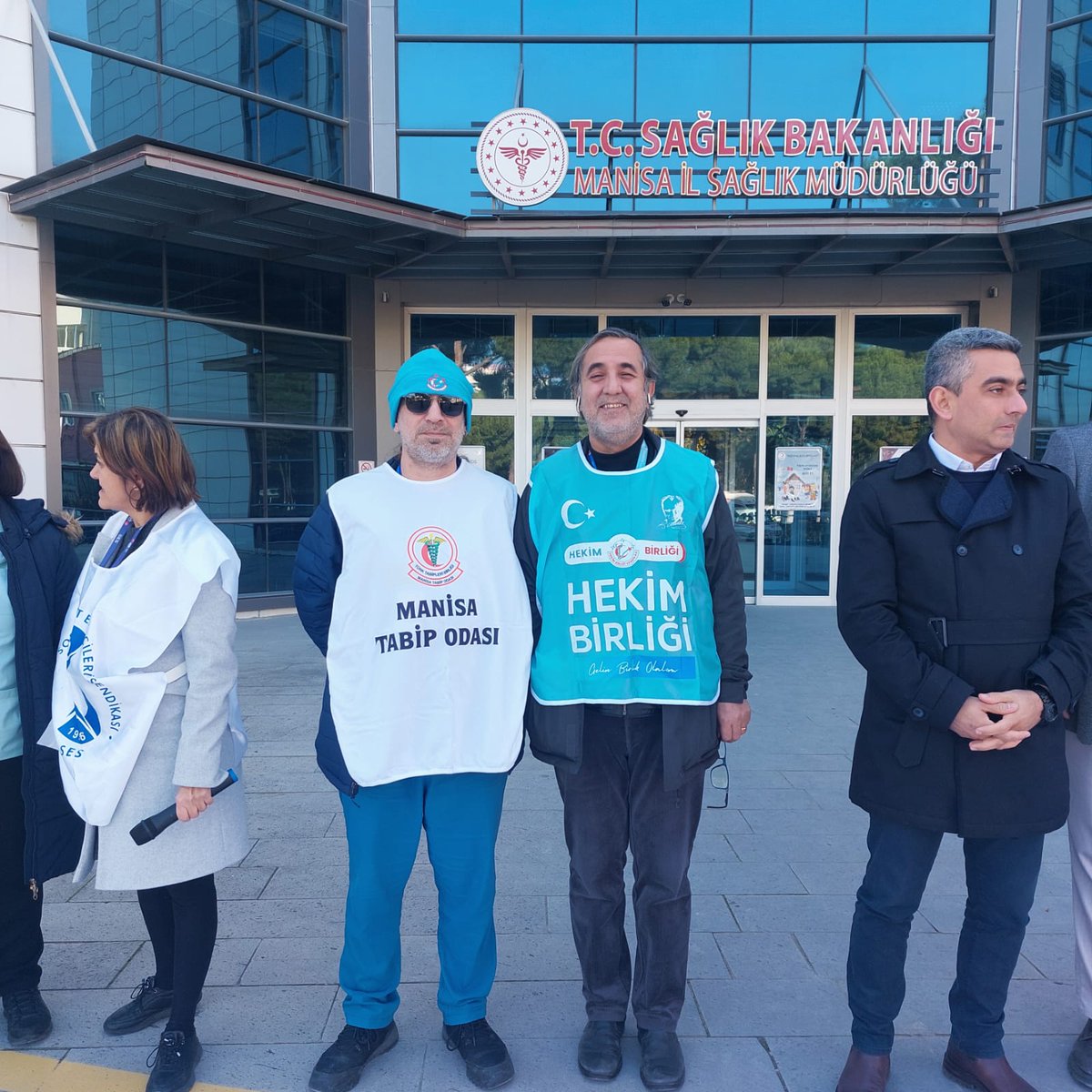 Vatandaşın kendi tercihiyle sağlık hizmetine başvurmamasının sorumluluğu aile hekimlerine yüklenemez; bu gerekçeyle maaş kesintisi yapılması adil ve sürdürülebilir değildir.

#bırakınhekimlikyapalım
<a href="/hekim_birligi/">Hekim Birliği</a>