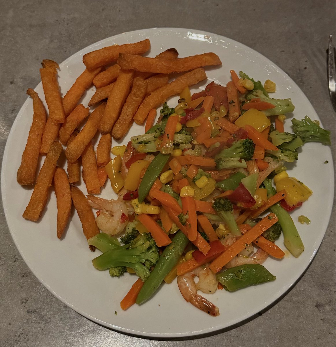 pjmcals's tweet photo. omad:
sweet potato fries w veggies n shrimp + a side of dip ^-^ 
381 calories, very yummy https://t.co/7Q5yX33o0g
