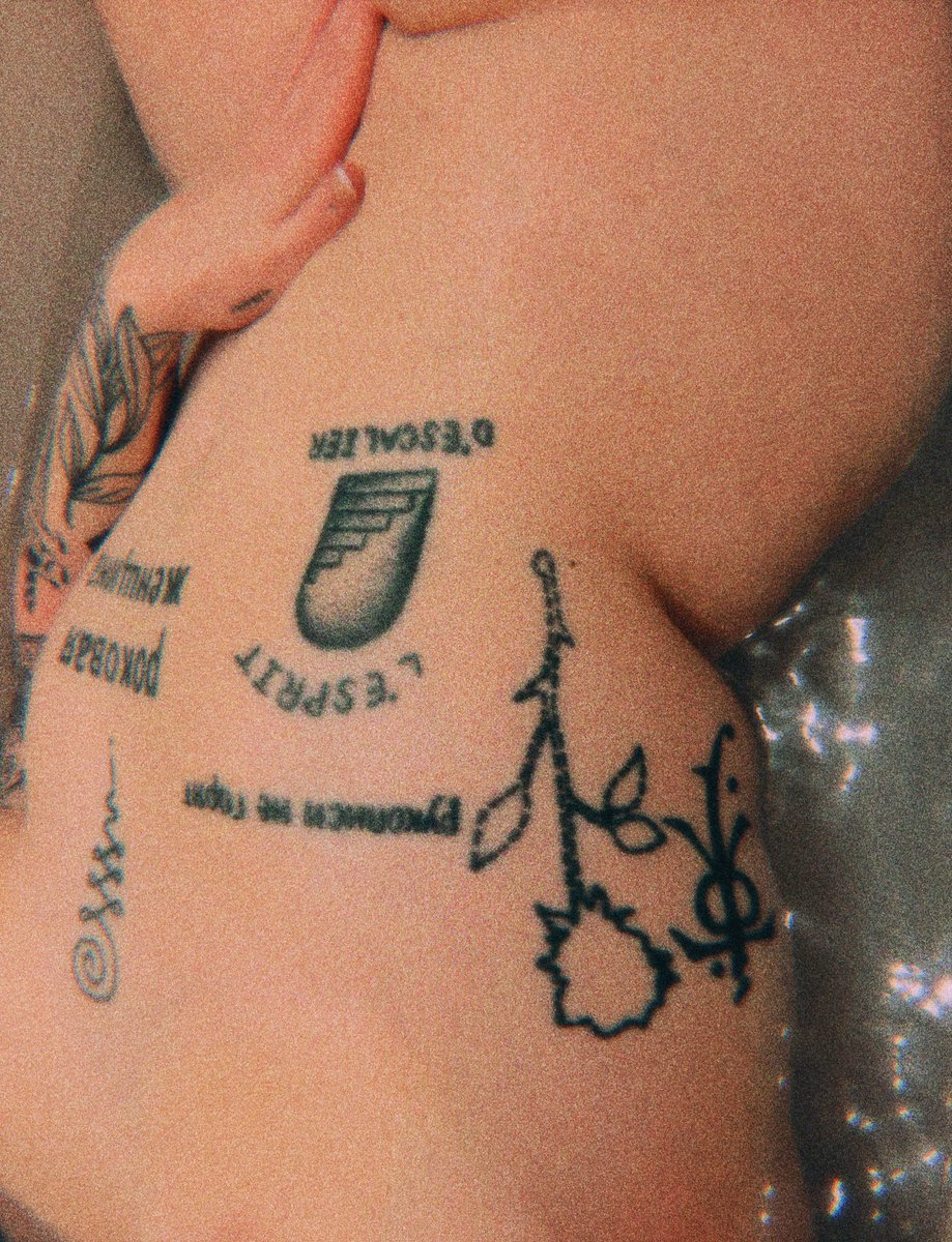 ariANAL grande 🧃 tweet media