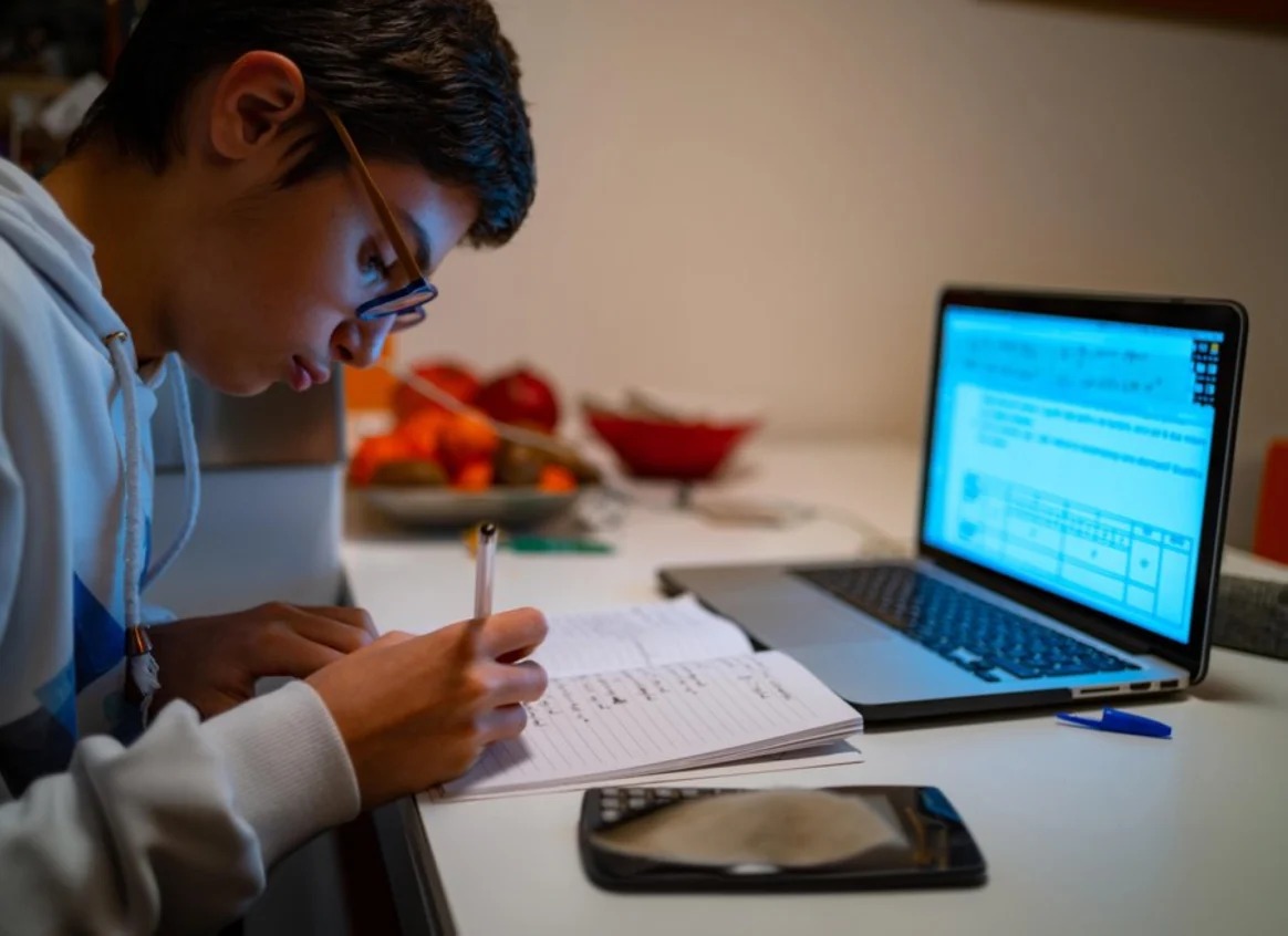 عاجل | تعليق الدراسة الحضورية في المنطقة الشرقية غدًا بسبب الأحوال الجوية #معكم_باللحظة 