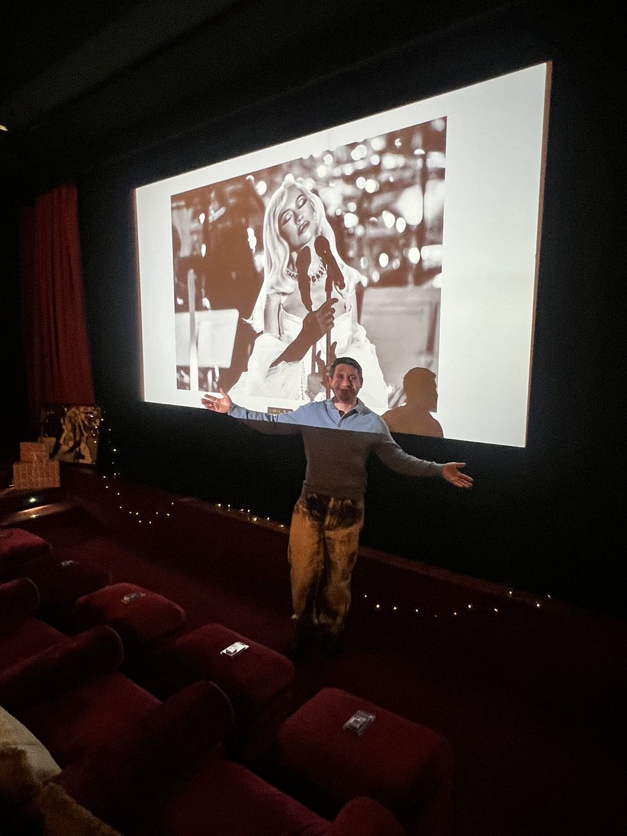 MatuMatts's tweet image. So grateful to have had the opportunity to attend and experience the filming of Christina Aguilera’s Christmas special ✨🎄
Thank you so much to @SonyMusic for the invitation — and for all the gifts that will now be part of my Christmas tree 🎁✨